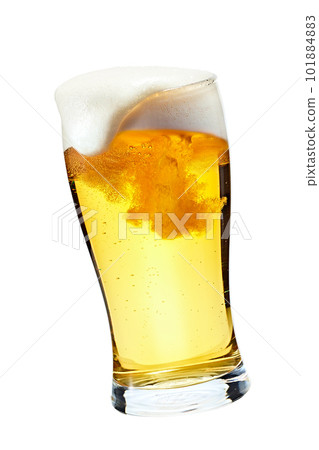 將啤酒倒入玻璃杯中，氣泡從玻璃杯中溢出 101884883