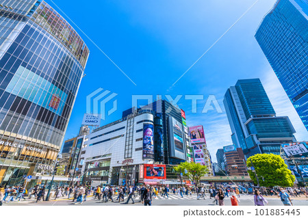 日本東京街景 夏日各地……謹防中暑。不戴口罩的人數也有所增加。 5月下旬市中心的溫暖=19日 101885445