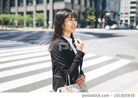 走在城市的一位小姐 走在城市的一位小姐 101885638