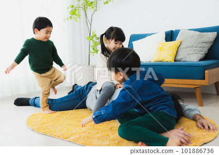 一個很難陪孩子玩耍的父親 101886736