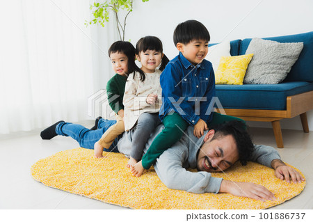 一個很難陪孩子玩耍的父親 101886737