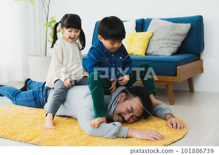 一個很難陪孩子玩耍的父親 一個很難陪孩子玩耍的父親 101886739