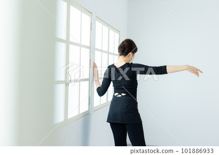 dancer stretching 101886933