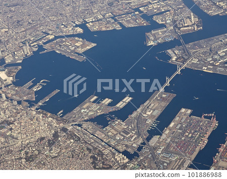 橫濱港和橫濱灣大橋 101886988