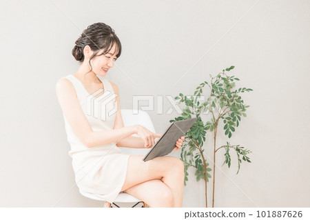 Smiling Japanese woman streaming videos, videos, movies, etc. on her tablet Smiling Japanese woman streaming videos, videos, movies, etc. on her tablet 101887626