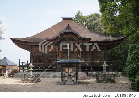 Honzanji Temple of the Tendai sect in Misaki Town, Okayama Prefecture: Main Hall (nationally designated important cultural property) 101887849