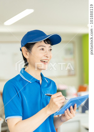 女司機通過快遞工作 101888119
