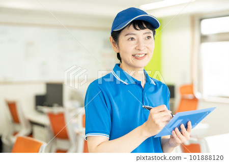 女司機通過快遞工作 101888120
