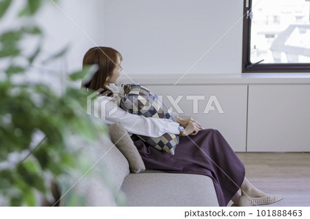 放鬆在沙發的婦女 101888463