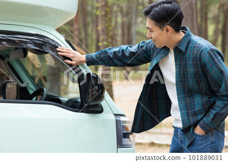 A man traveling in his proud camper 101889031