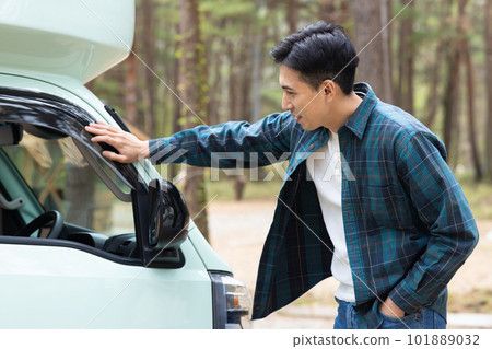 一個人在他驕傲的露營車裡旅行 101889032