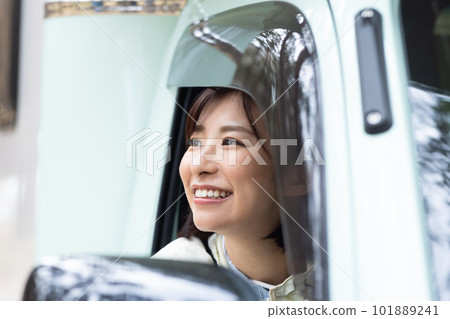 Woman traveling by camper 101889241