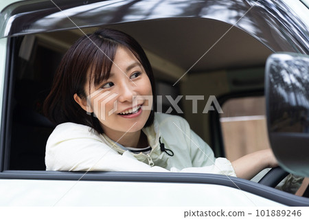 Woman traveling by camper 101889246