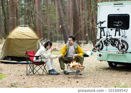 乘露營車旅行的夫婦 101889542