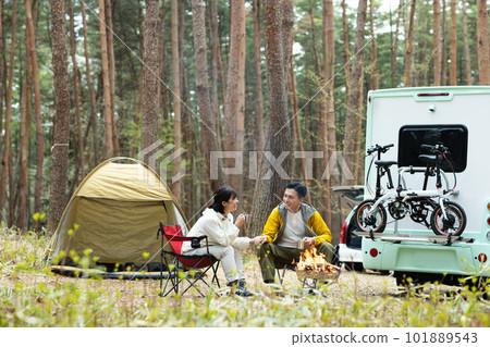 乘露營車旅行的夫婦 101889543