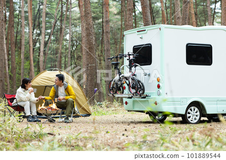 couple traveling by camper 101889544