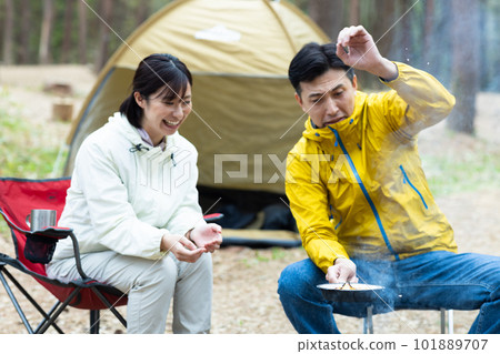 couple traveling by camper 101889707