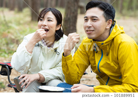 couple traveling by camper 101889951