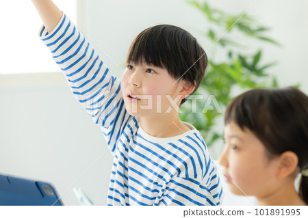 Elementary school students tablet learning 101891995