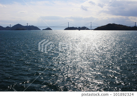 風平浪靜的春日來島海峽航線 101892324