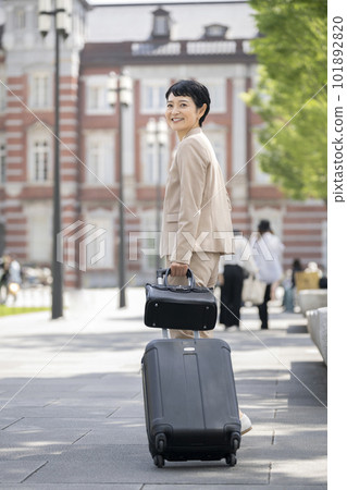 Middle business woman walking with a carry bag 101892820