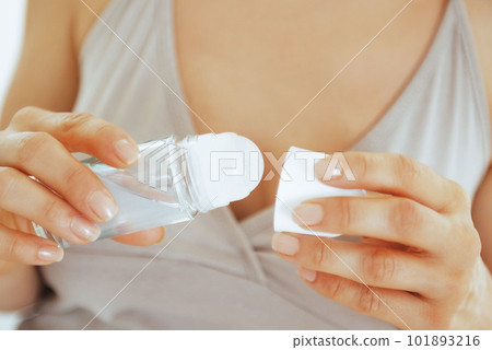 Closeup on young woman using deodorant 101893216