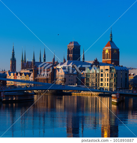 2022-12-09 First snow in winter the historical part of the city of Gdansk Poland 2022-12-09 First snow in winter the historical part of the city of Gdansk Poland 101893887
