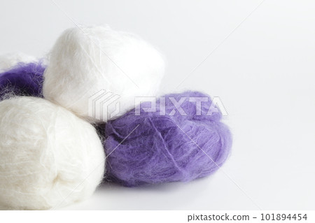 白色背景下的馬海毛白色和紫色紗球 白色背景下的馬海毛白色和紫色紗球 101894454