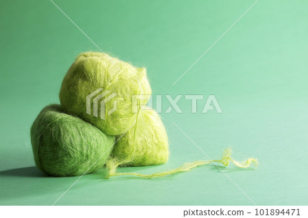在綠色背景下拍攝的綠色馬海毛紗球 101894471