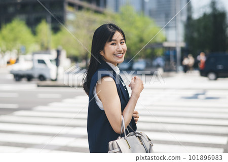 走在城市的一位小姐 走在城市的一位小姐 101896983