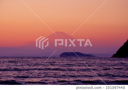 染成紅色的富士山和江之島剪影 染成紅色的富士山和江之島剪影 101897448