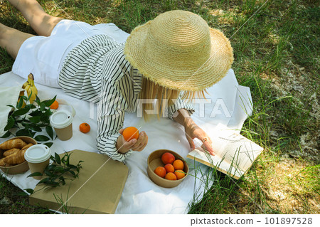 Spending time in nature - picnic, accessories for picnic 101897528