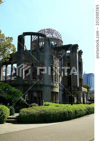 Atomic bomb dome that conveys the disaster of the atomic bombing to the present day Atomic bomb dome that conveys the disaster of the atomic bombing to the present day 101898565