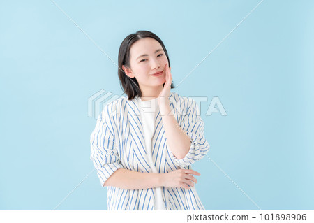 beauty woman blue back 101898906
