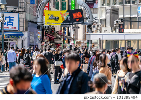 [Tokyo] Crowded Shibuya Scramble Crossing 101899494