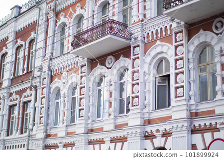 Fragment of a house with old baroque windows 101899924