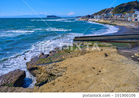 陽光明媚的日子,從神奈川縣鎌倉市稻村崎看富士山和江之島 陽光明媚的日子,從神奈川縣鎌倉市稻村崎看富士山和江之島 101900106