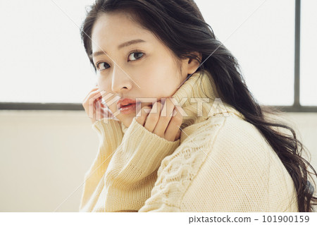 Portrait of a woman wearing a turtleneck knit 101900159