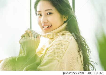 Portrait of a woman wearing knitwear 101900165