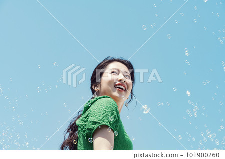 女性戶外肖像 101900260