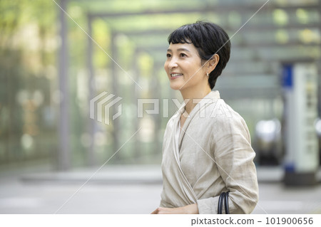 Middle-aged woman standing on the street corner 101900656