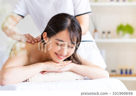 一個年輕的女人接受美學 101900698