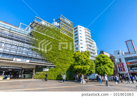 東京都市風景在日本夏日。東急醫院附屬的東急大岡山站的景色和站前的風景 101901063