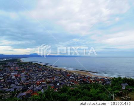 出雲的日本海和從本野山看到的出雲市景（島根縣出雲市） 101901485