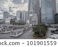 汽車和遊客來來往往的大城市風光 101901559
