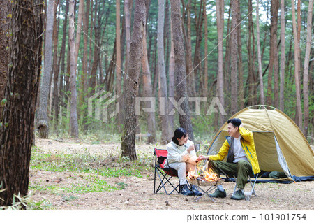 營地裡的一對夫婦篝火晚會 營地裡的一對夫婦篝火晚會 101901754