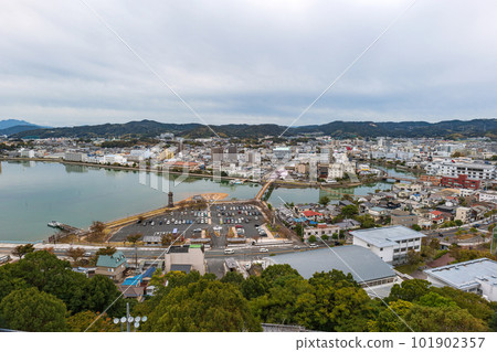 從佐賀縣唐津城的天守望出去唐津市 從佐賀縣唐津城的天守望出去唐津市 101902357
