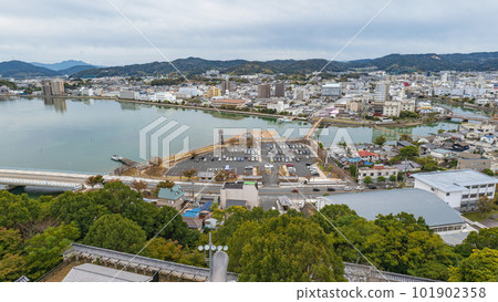 從佐賀縣唐津城的天守望出去唐津市 101902358