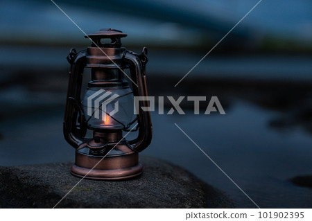 放置在水面附近的古董燈籠 放置在水面附近的古董燈籠 101902395