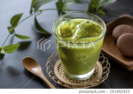 Cold matcha latte 101902853